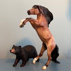 Breyer #754803 Rearing Mustang and Black Bear